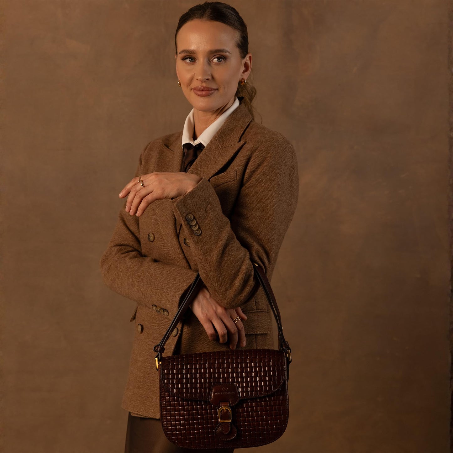 Time Resistance leather shoulder bag, magnetic closure, brown saddle handbag