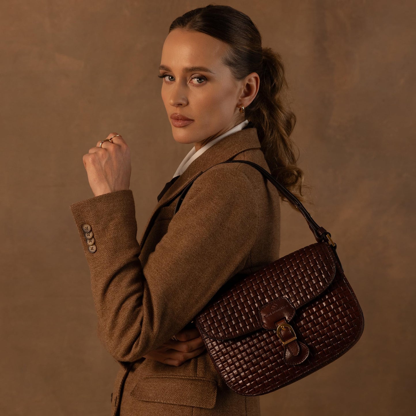 Time Resistance leather shoulder bag, magnetic closure, brown saddle handbag